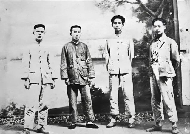 2009年，开国上将朱良才的后人在翻修老房子时，在房梁上无意间发现一张珍贵的老照