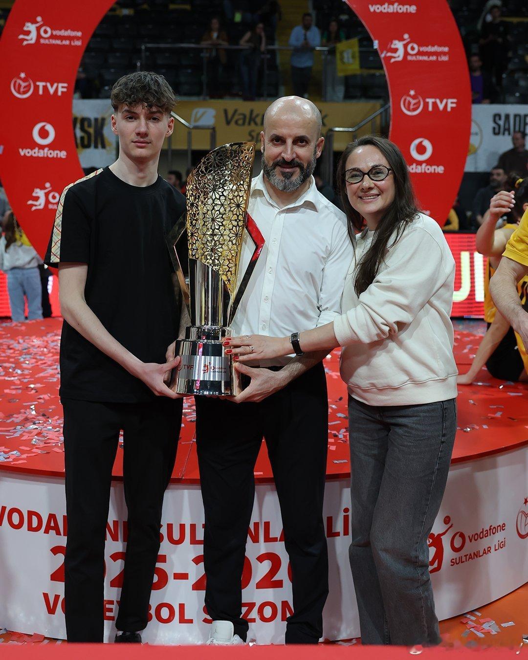 The best staff  最优秀的员工。好久不见的佩林女士，也来见证了瓦基