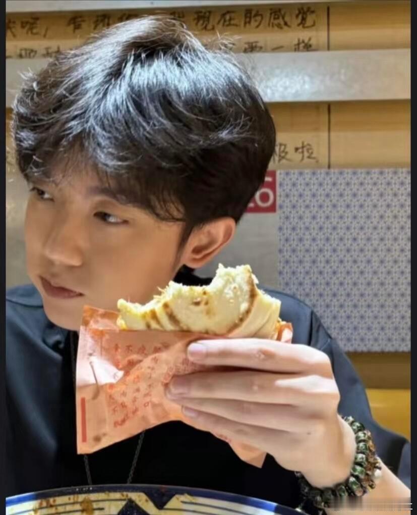 难怪李明德退圈后事业反而起来了，他戴了去雍和宫求的手串，神：你就说事业起没起来吧