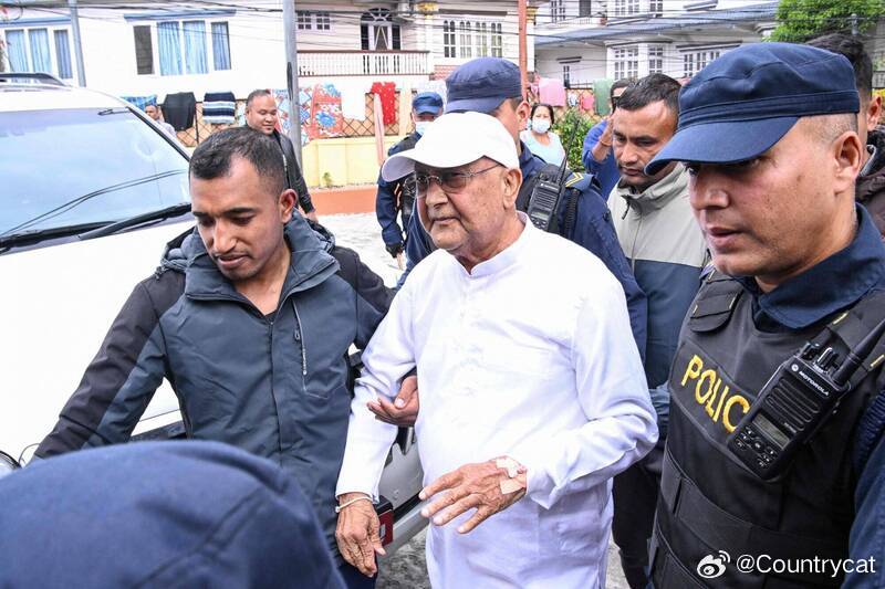 尼泊尔反腐示威遭镇压致76人死亡 前总理奥利被捕海外新鲜事 尼泊尔去年9月爆发以