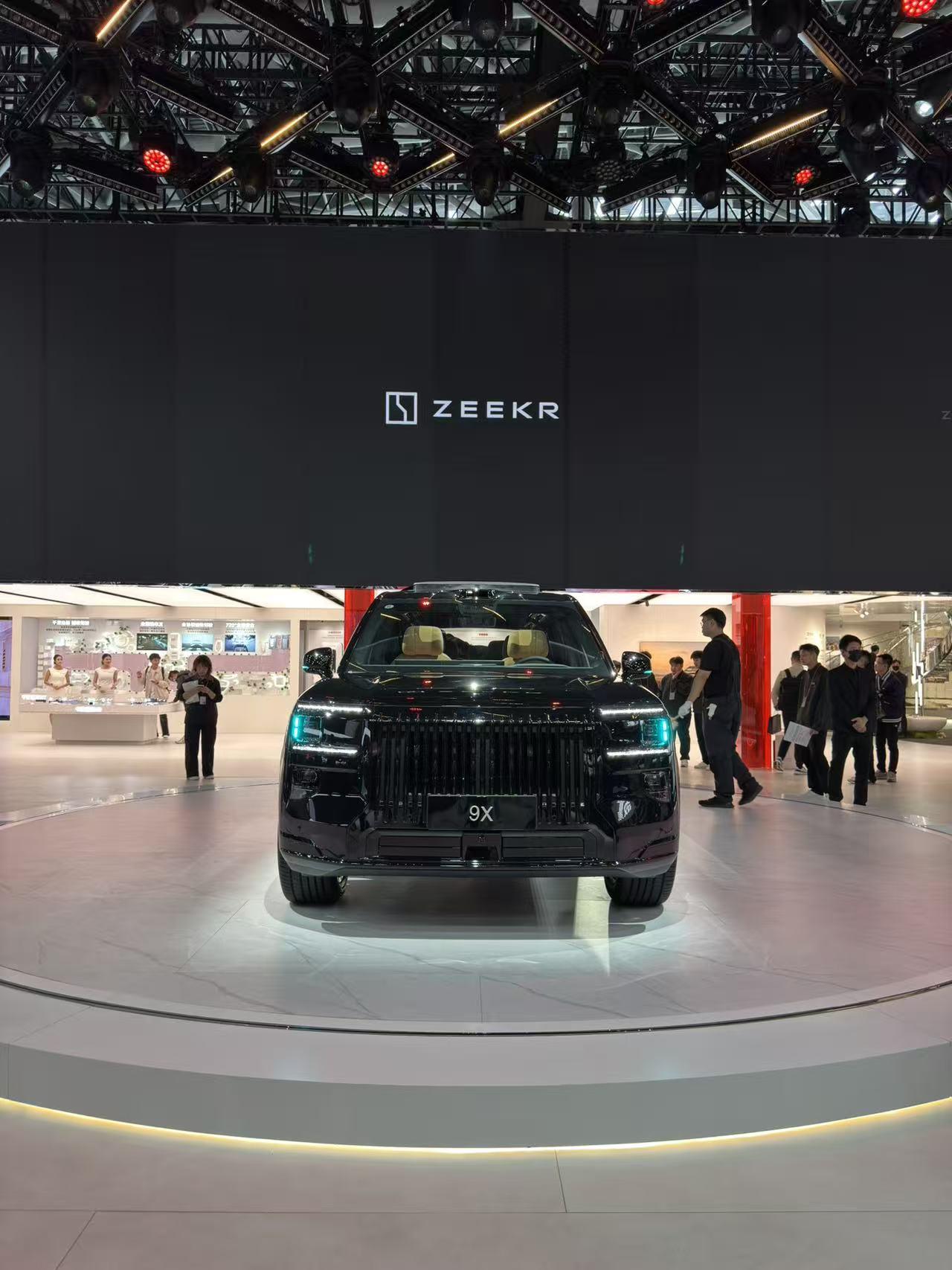 2025年广州车展极氪豪华家族全系车型将亮相展馆！带来了「云雾粉」的007GT、