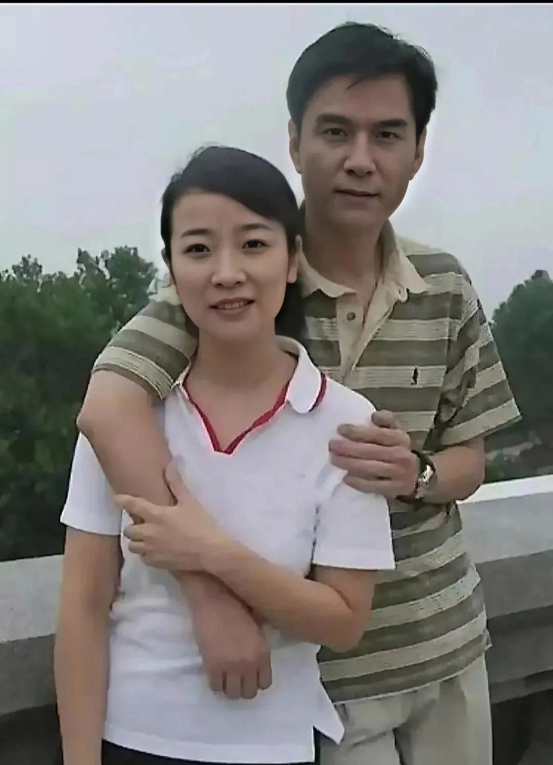 这是多年前，演员陈小艺和一名男演员的合影。照片中两人依偎着，关系看起来好像很亲密