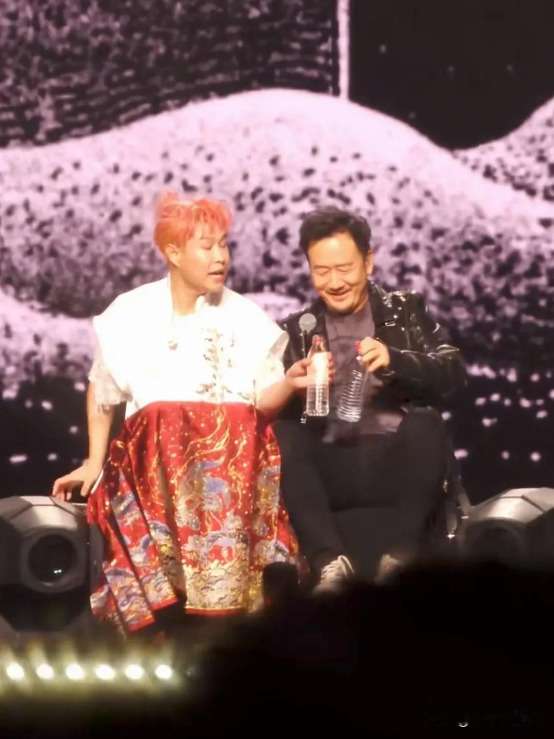 惊讶！小沈阳的人脉太不可思议了！一个过气的小品演员，春晚昙花一现之后，不显山不露