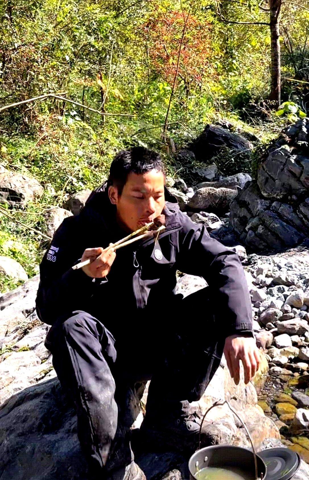 荒野大神突然想退赛，就因为觉得没意思了。

那个生存挑战赛里的“刀疤哥”，半决赛