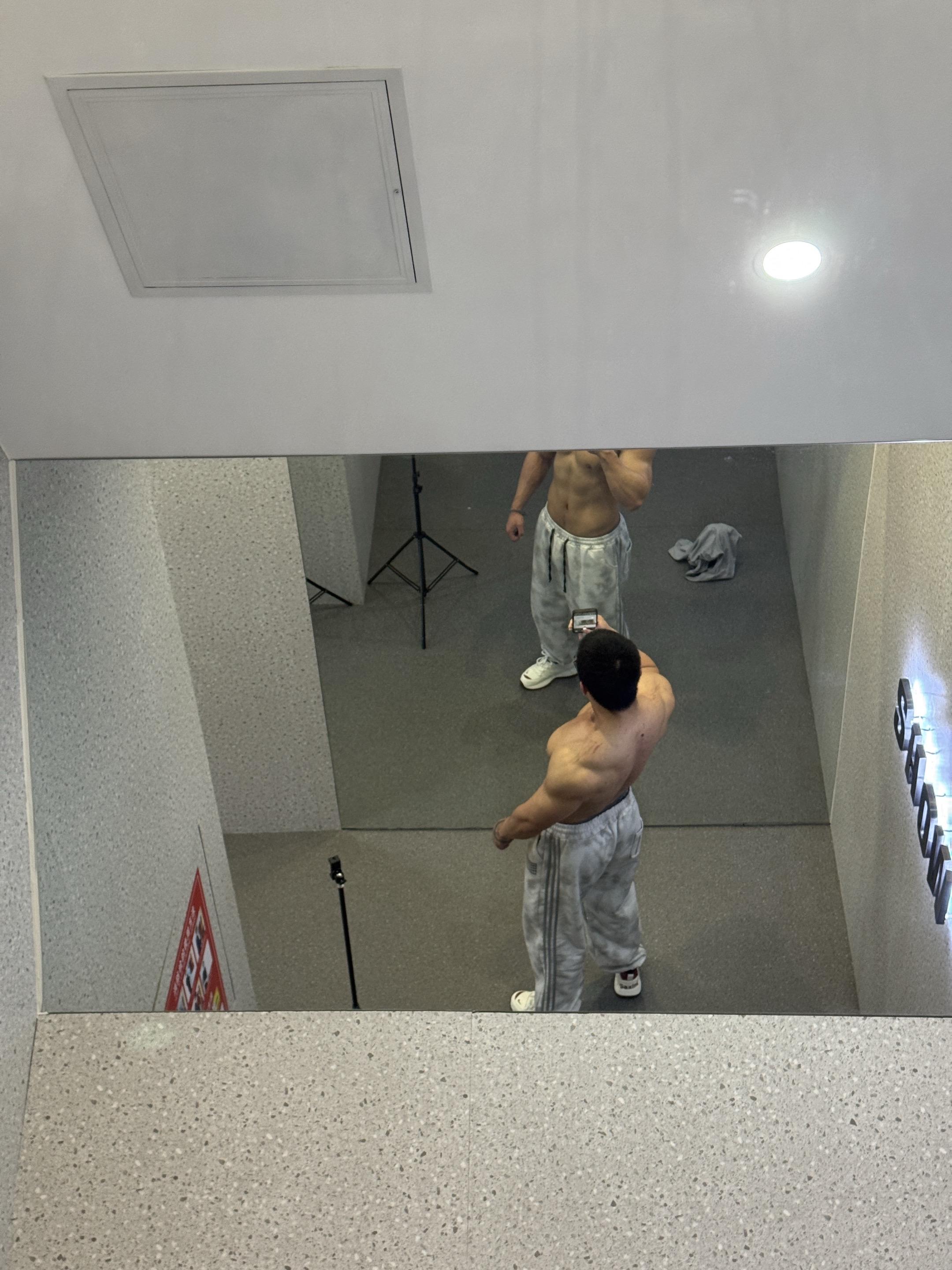 刚练的肩，不放大看看吗？