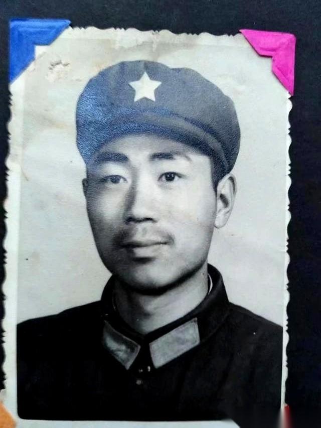 我爸有张老照片，当年去南边儿打仗前拍的，交代好了，万一回不来，就用这张。
照片上