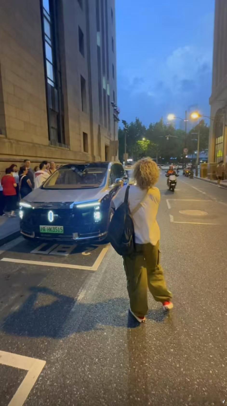 老外聚众围观上海街头豪车我们的豪华品牌老外看着也眼馋，在国外的汽车还真没这么多高