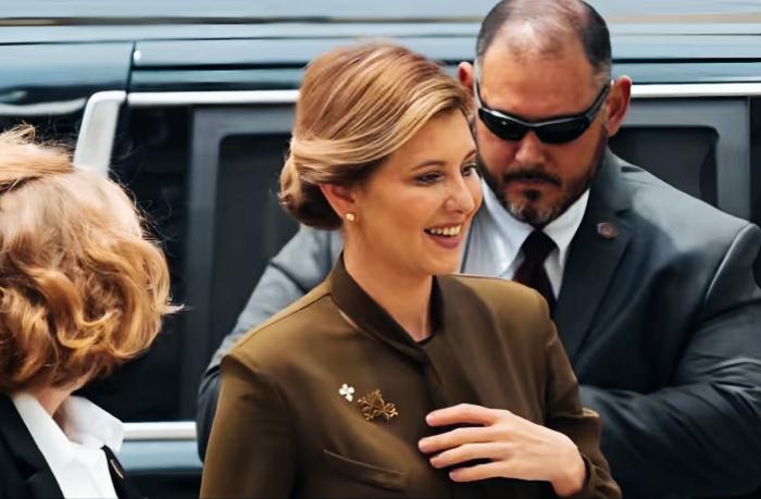 泽连斯基妻子叶莲娜和身旁工作人员形成鲜明对比啊！
叶莲娜面带微笑，一副漂亮的美女