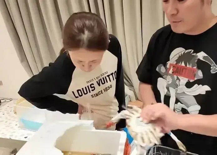 陈赫上海豪宅内景曝光，厨房大到离谱，一面鞋墙就价值百万，张子萱素颜状态挺真实！ 