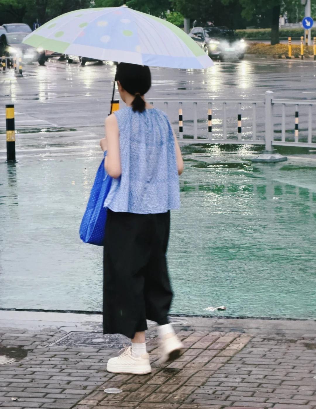 今天大雨🌧️妹儿没有搭上次那款抽褶宽版裤 还行吧