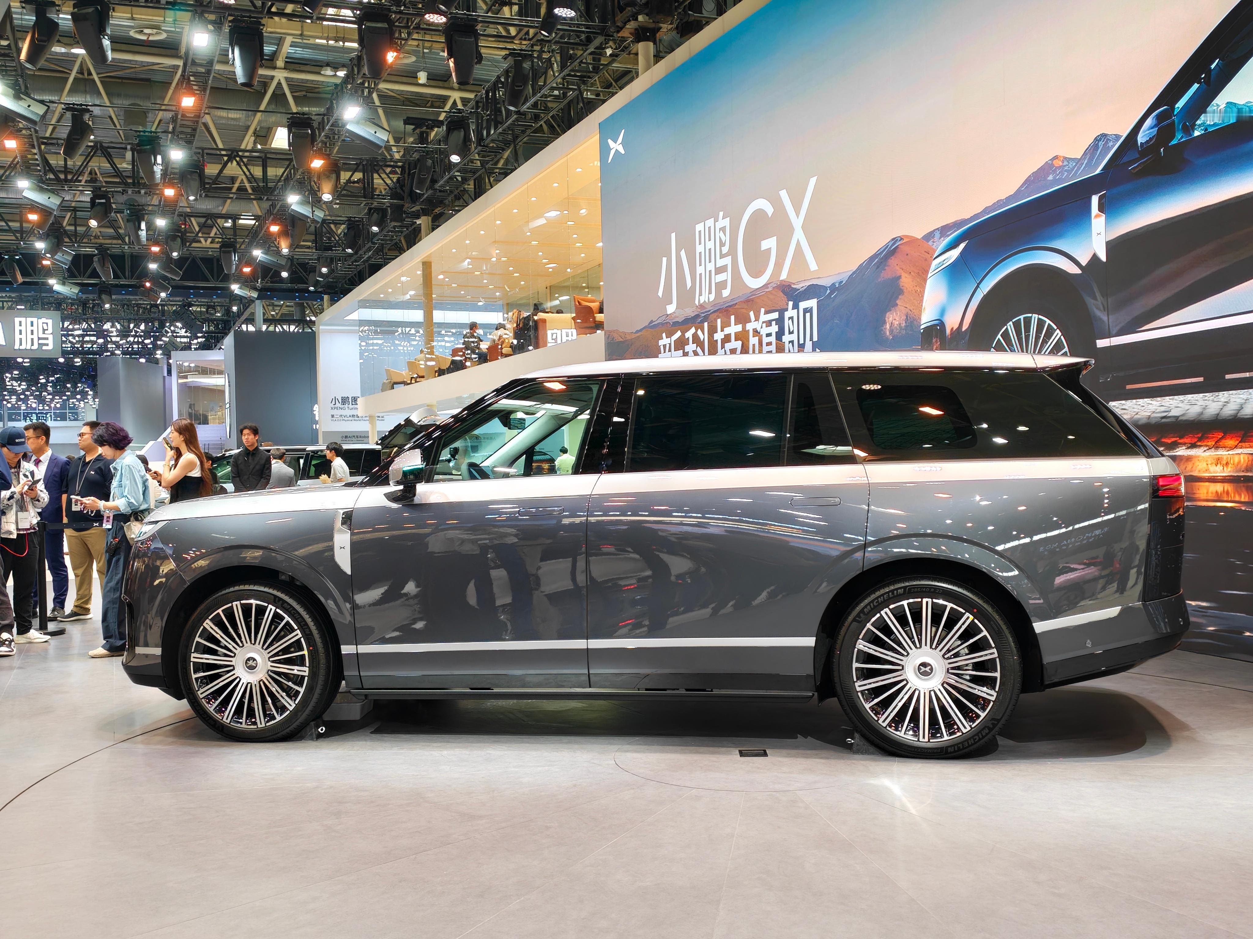 来小鹏展台的国际友人太多了吧，看来不管是GX也好，还是飞行汽车也好，这样的科技旗