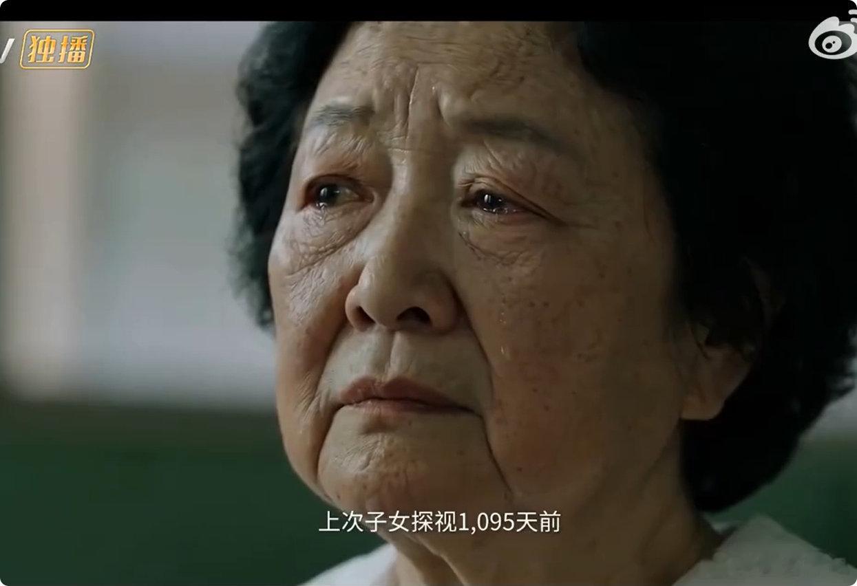 爱是AI算法无法丈量的温度当幼儿园住满百岁老人人间温情自带温度，永远无法被程序复