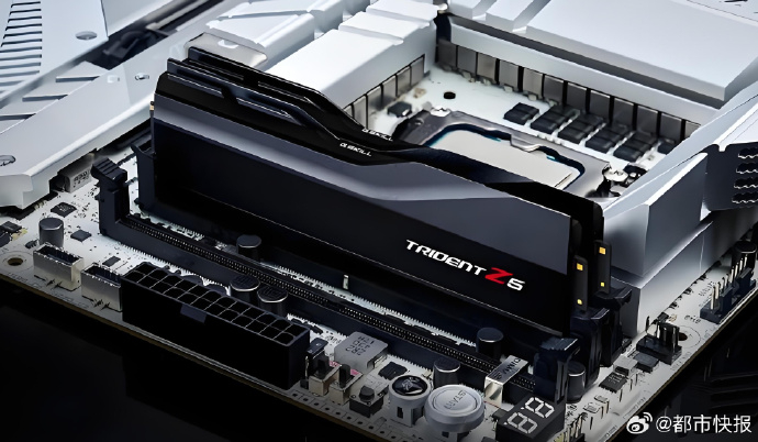 #内存条价格出现断崖式下跌##大户开始抛售囤积的内存条# 从上周开始，市场的内存