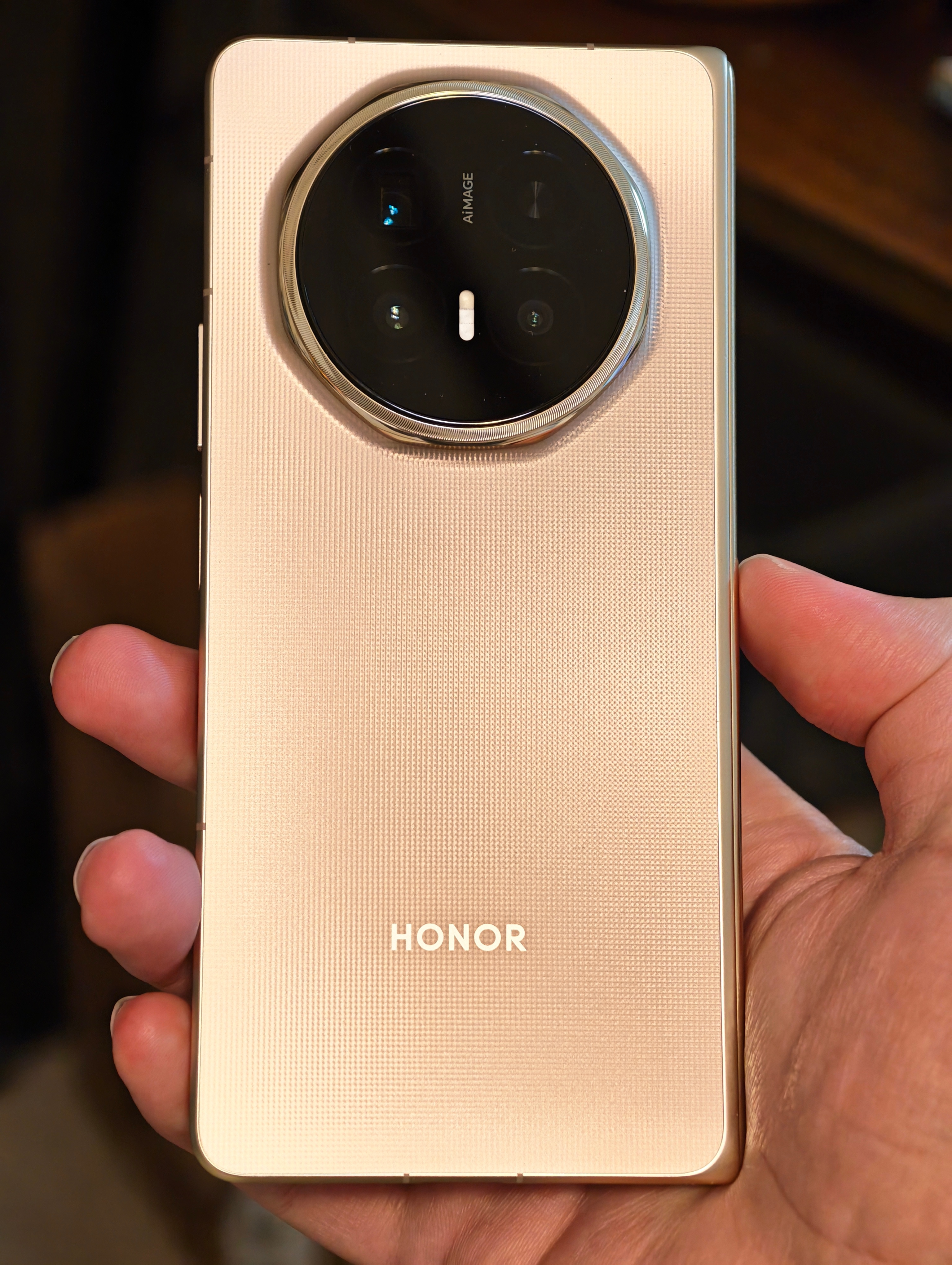 黑的够黑，亮的够亮。还有一会儿荣耀就要在MWC演讲了，这次有直播