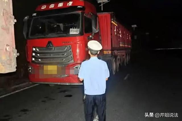 讹成功了？北京大兴，男子醉酒后骑着摩托车回家，半路酒劲上头，撞上停在路边的大货车