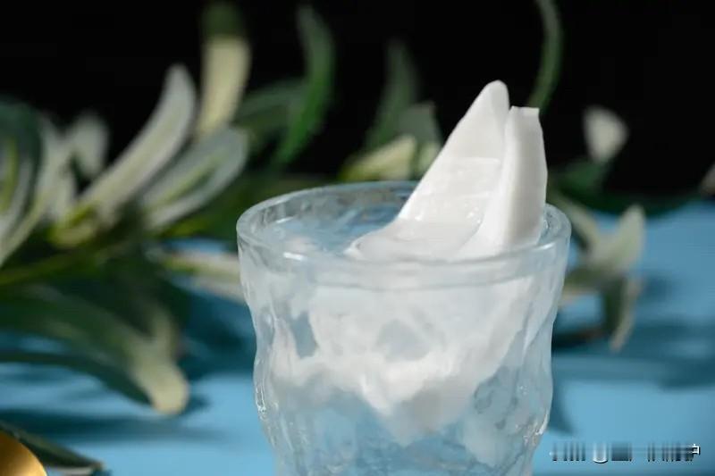 1.  椰子水（首选天然青椰汁）：** 墙裂推荐！这玩意儿简直是“天然运动饮料”