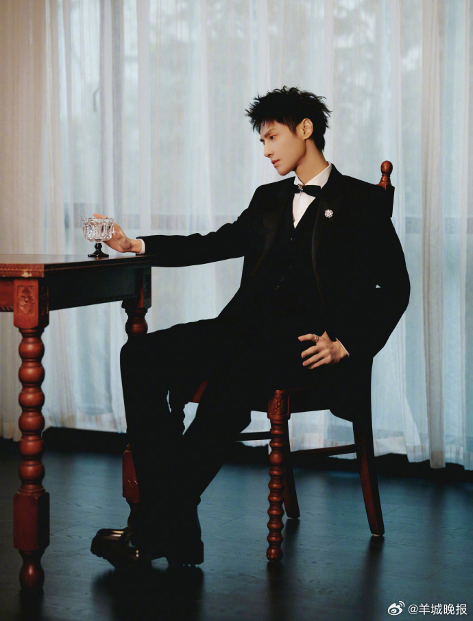 【举行。众多男明星携作品参加2025年微博视界大会。……亮相红毯，你最喜欢谁？欢