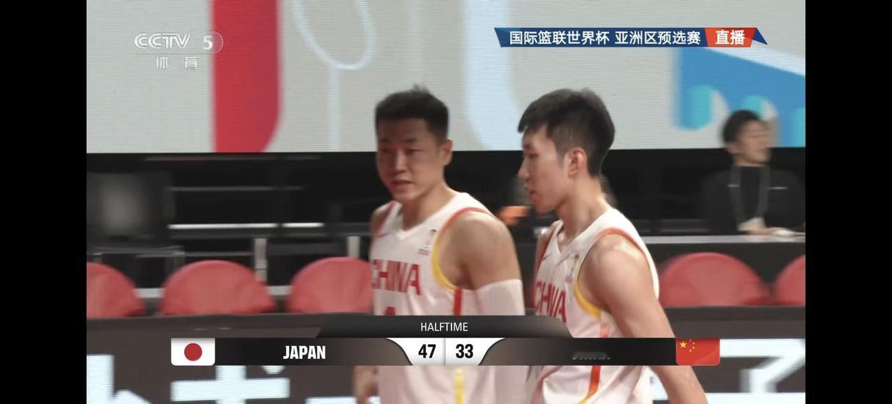 中国半场33；47落后日本，比赛看得非常紧张，从开场一直落后：
1、中国队战术素