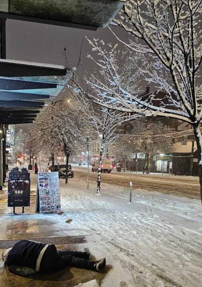 🔻网友分享。🔻冬日北美。热点现场海外新鲜事 网友讨论美国存在斩杀线