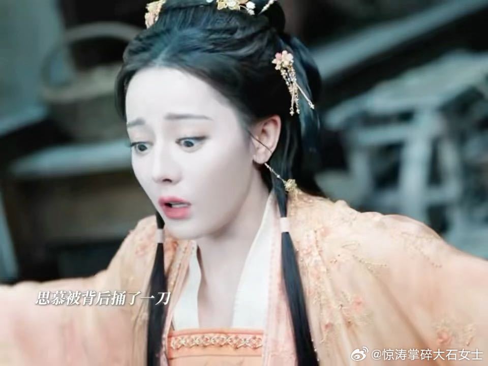 迪丽热巴贺思慕杀了贺思慕热巴版皇后杀了皇后白日提灯 刀尖上站着两个人，一张脸两个