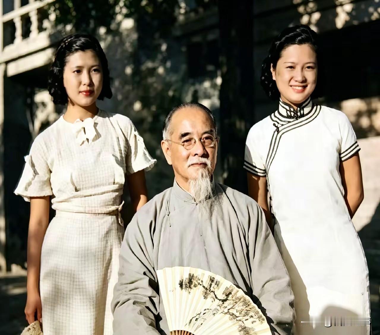 杨秀英琼站在林森身旁，金牌加身风华绝代。镜头下，林森端坐中间，须发花白，手持折扇