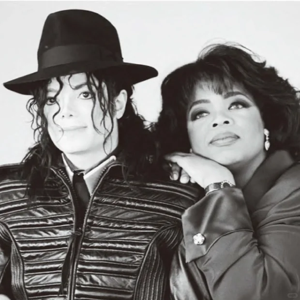 图1：1993年2月10日，奥普拉深情地靠在杰克逊肩上，仿佛一对姐弟。当日，在梦...