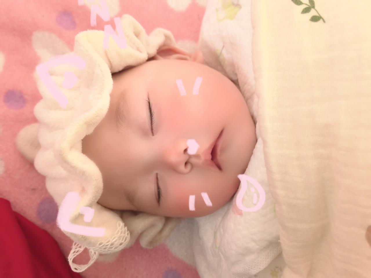 小宝贝睡得香喷喷，小脸蛋肉乎乎的，
连嘴角都带着甜甜的弧度～
看着你安睡的样子，