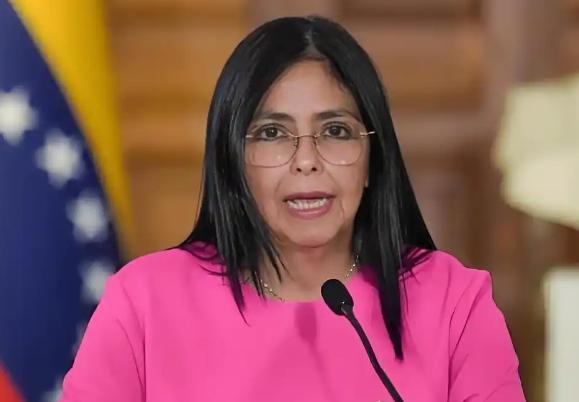 委内瑞拉"女掌门"罗德里格斯的选择，和900年前南宋赵构如出一辙。

2026年