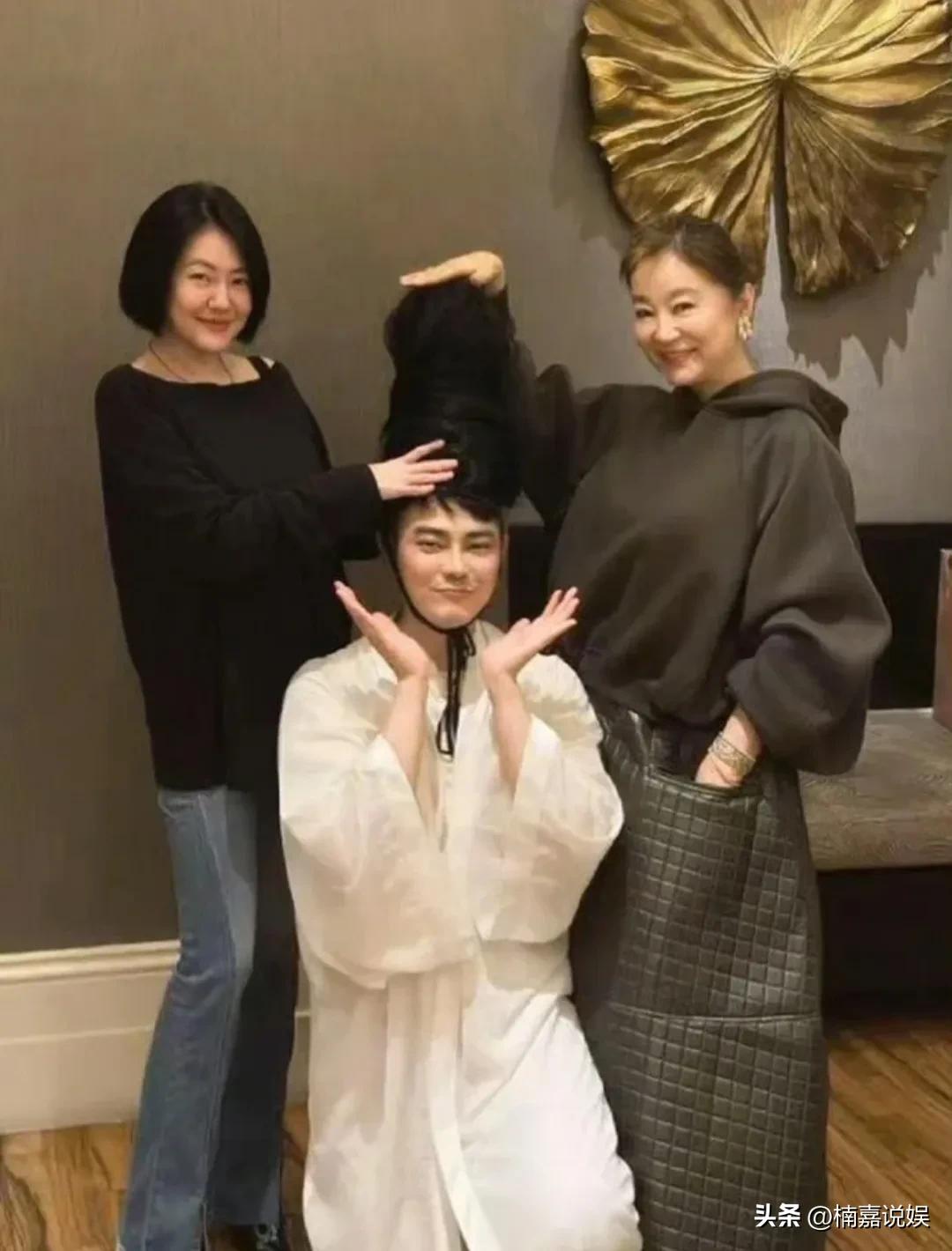 林青霞和小s同框了，这是什么神仙联动。
小s穿着黑色长袖配牛仔裤，身材窈窕纤瘦，