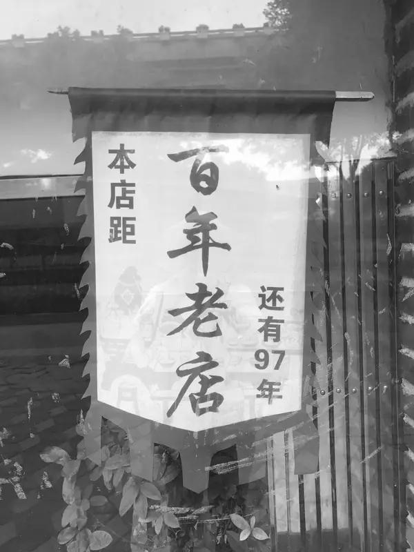 实在难以理解。
一副成本仅35元的眼镜，竟能卖到1000多元。
我记得东哥曾说，