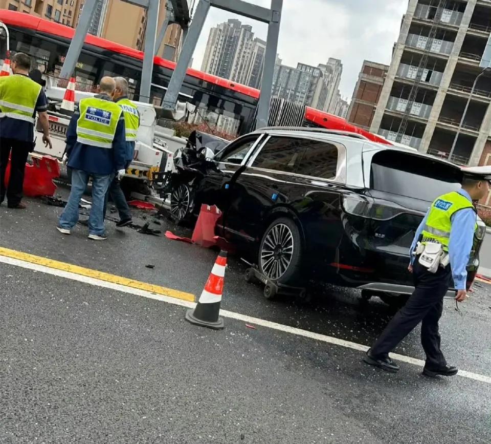 成都问界M9和公交车相撞事故不要黑问界了
这一定是M9被公交车撞了
油门当刹车都