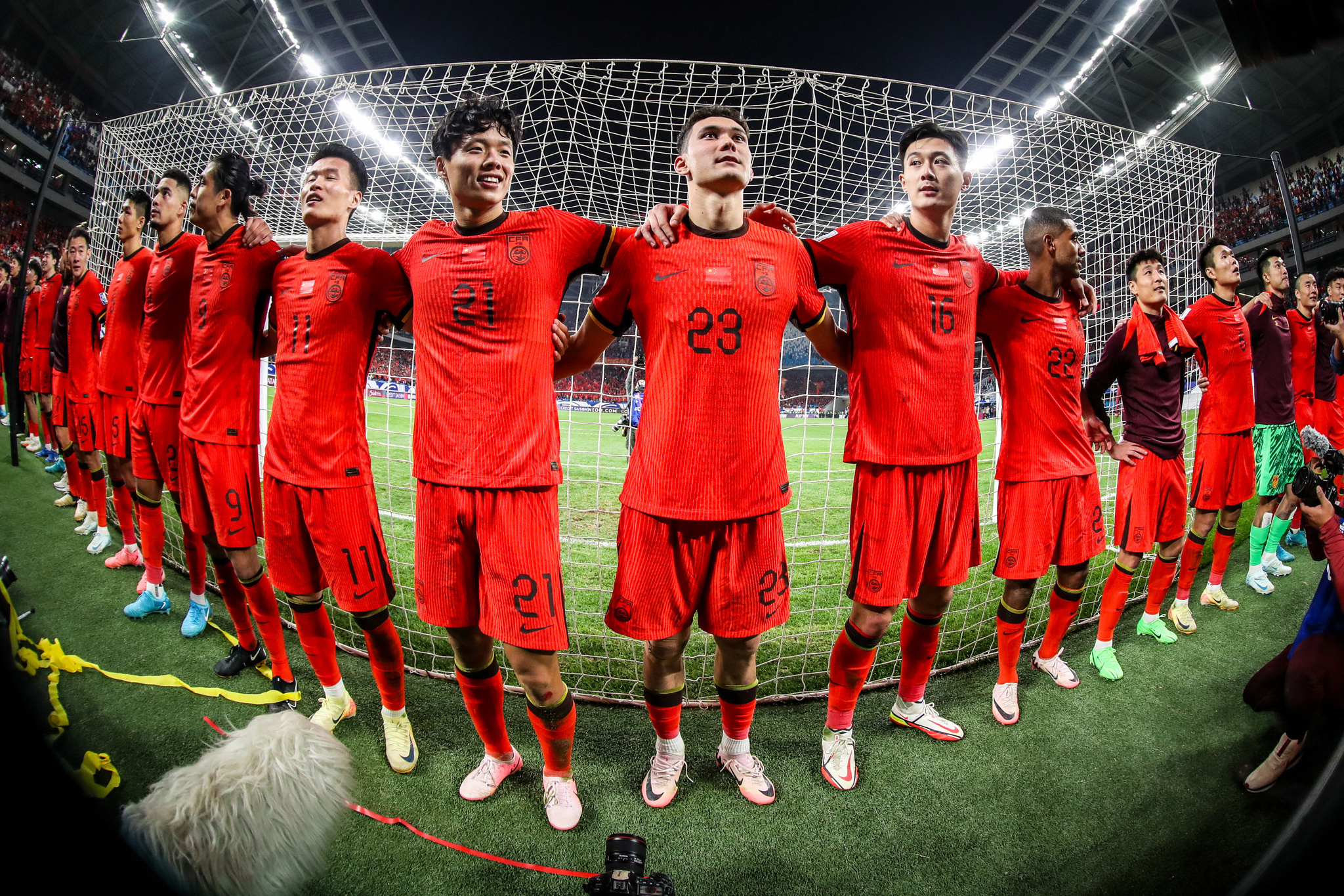 #国足赢了# 随着昨晚国足2-1战胜印尼，中国队3分到手，仍旧排名垫底，但有利的