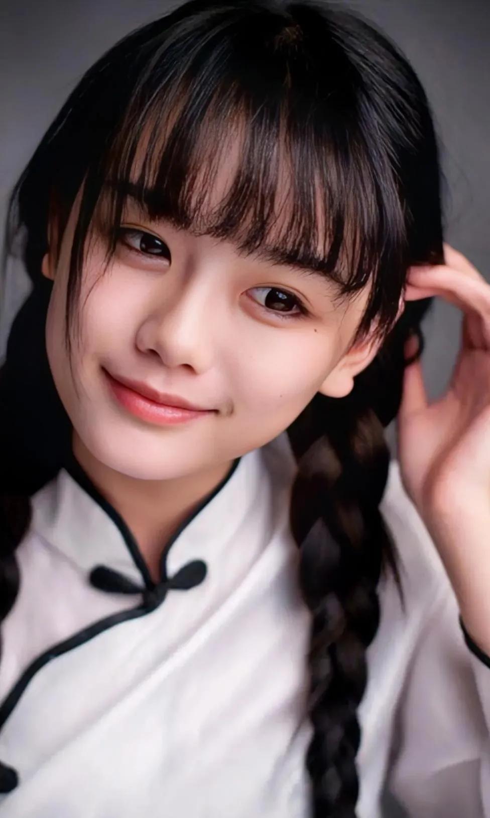 1.杨蓉 《中国服饰》1月刊封面马面裙大片释出。 ​
2.上年内娱年度最具粉丝粘