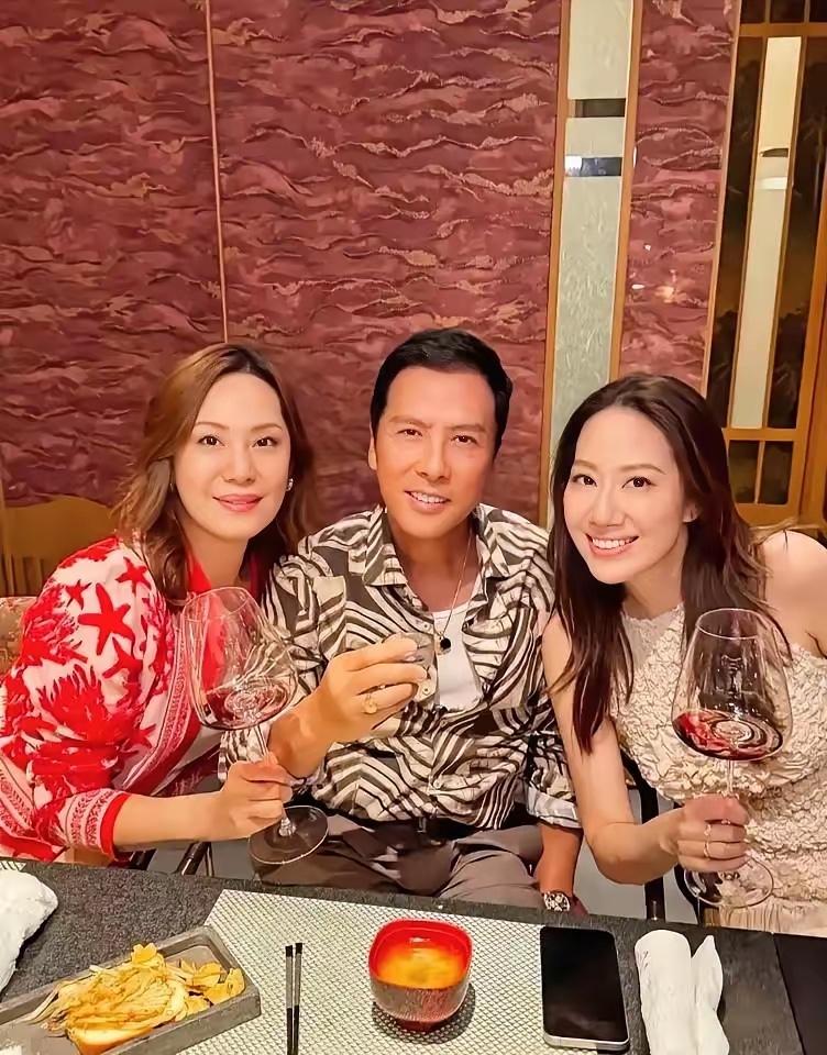 甑子丹一家人合影，这画面太温馨了，特别是岳母还这么年轻