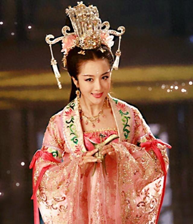 曾经的第一古装美人李依晓，被狗咬到毁容！多次整容，却再也红不起来。

以前的古装