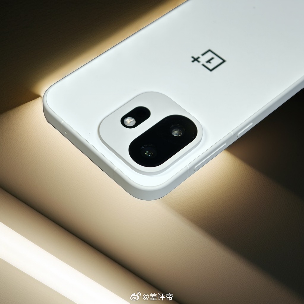 哎，我突然想起来我的一加15T治愈白巧1TB顶配版是不是还没发？至于为什么只拍5