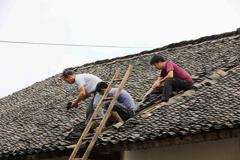 你老家的房子还住人吗？空着的话，你舍得花钱修吗？
老赵把老家的房子翻修了，花了十