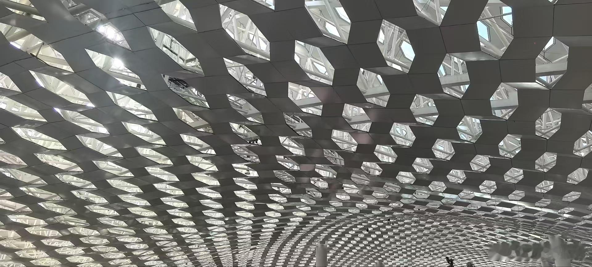 机场天花板，排列的全是鸿蒙智行车标啊。 ​​​