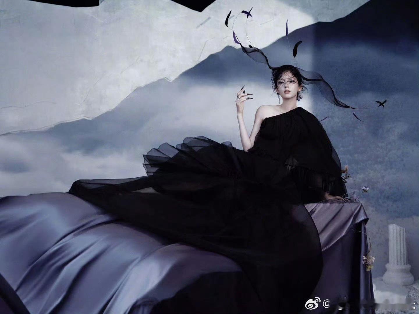 周也魔法女巫周也魔法女巫look适配度拉满！氛围感绝了，每次亮相都眼前一亮，直接