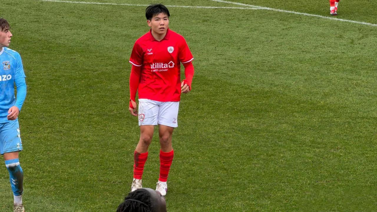 U23国脚徐彬留洋收获两个好消息。
在加盟英超狼队后，徐彬俱乐部被租借去英甲球队