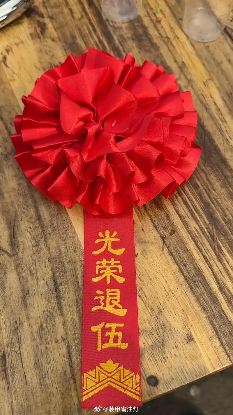 一身戎装，一生荣光。一寸山河一寸血！中国人民解放军是国家的盾牌，人民的依靠！八一