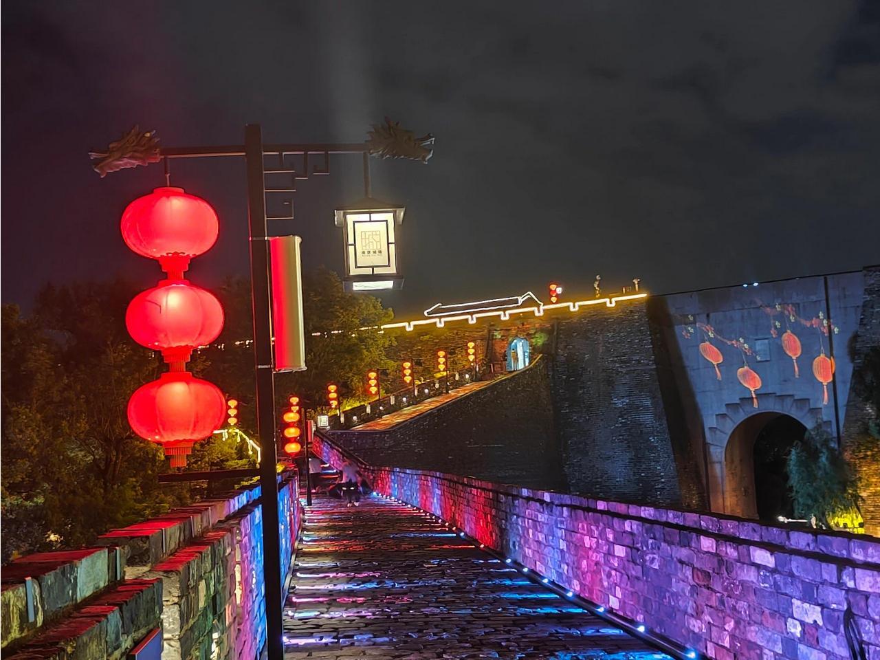 针对神策门，中华门却闻过即改？
日前针对神策门出现的墙头灯灯箱loge瑕疵问题，