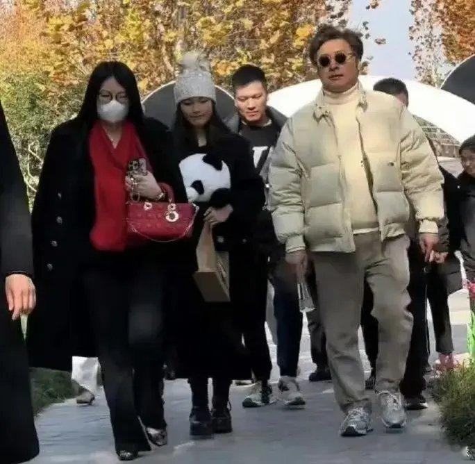 李湘王岳伦带王诗龄出游  在某景区看到李湘王岳伦王诗龄一家三口在景区游玩，李湘和