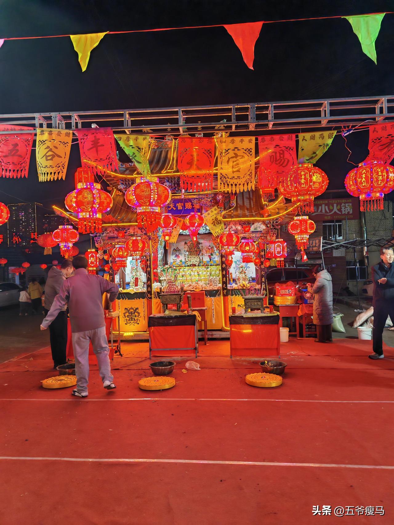 元宵的汤圆余温刚散，正月十六的夜色便接过了年味的尾声。老话说“十五闹灯，十六落灯