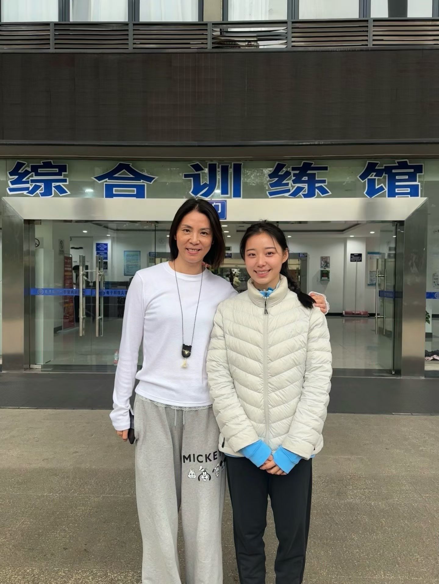 刘峡君更新了一张合影，大家知道是谁吗？田径说一哈你不知道的田径故事田径 ​​​