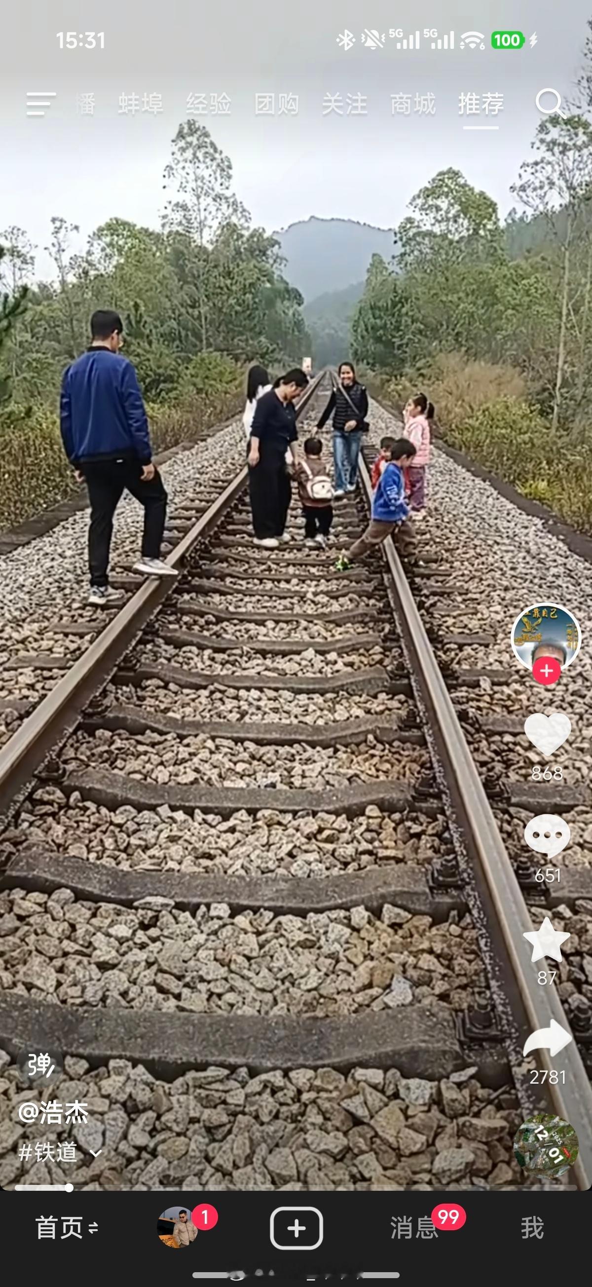 不是，这一家人整整齐齐的到铁路轨道上玩干啥？ 