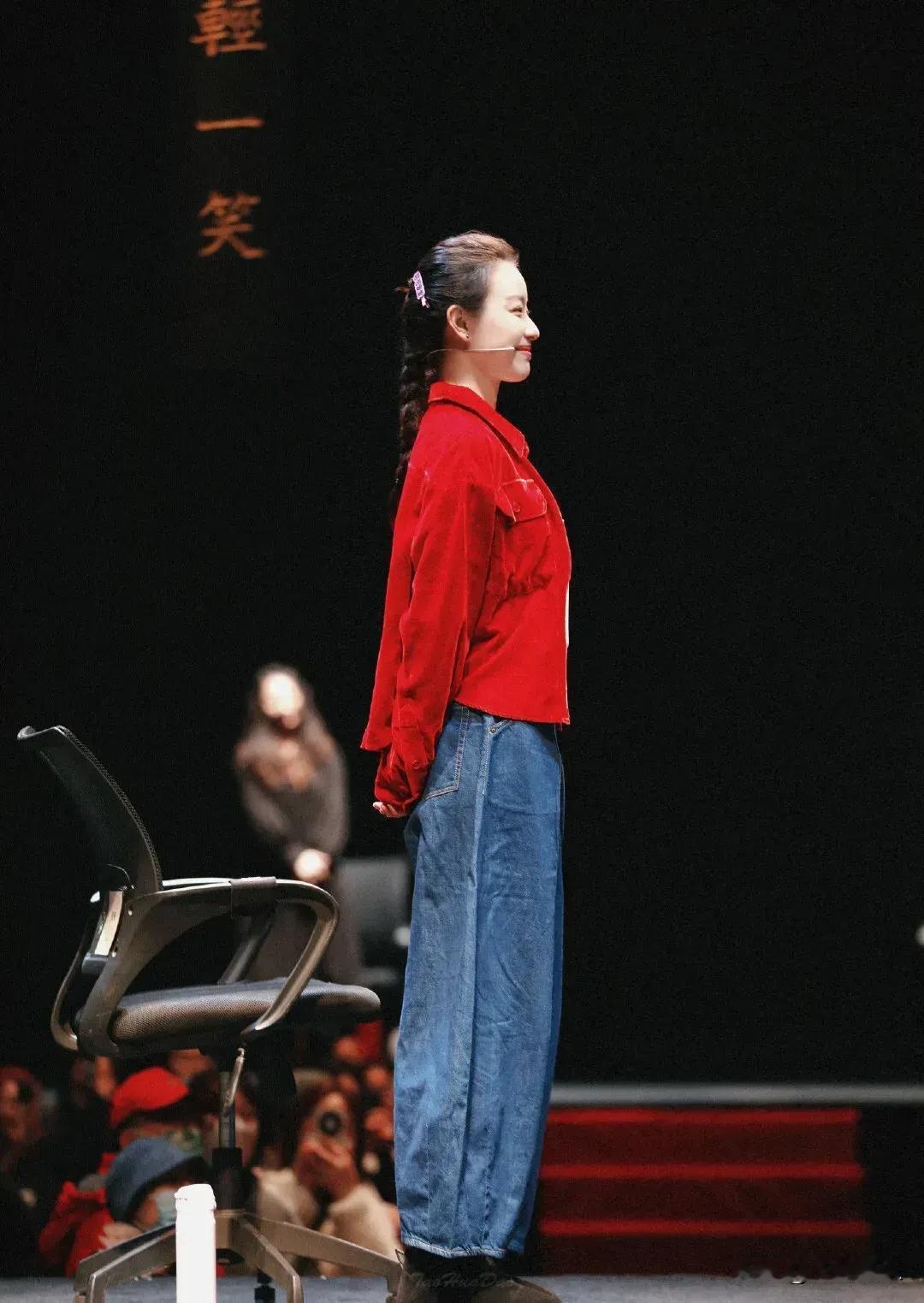 倪妮在新舞台剧中格外好看！她穿衣随意，几乎素颜，一样美的不可方物。她时而静如处子