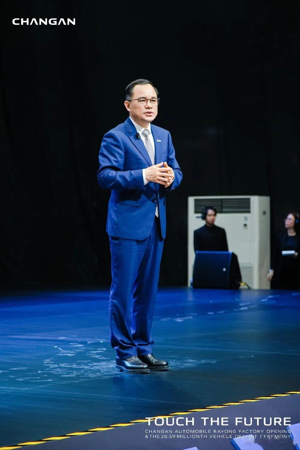 朱华荣谈车企出海要素6月6日，在2025中国汽车重庆论坛的全体会议上，长安汽车董