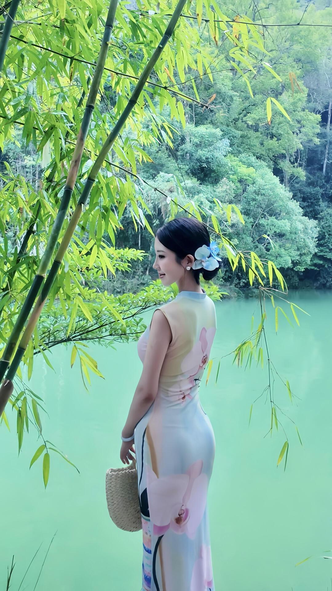 是心中所痴，
还是意中所念？
是荔波的水似玉髓流淌，
在竹林间晕染出一汪澄澈；
