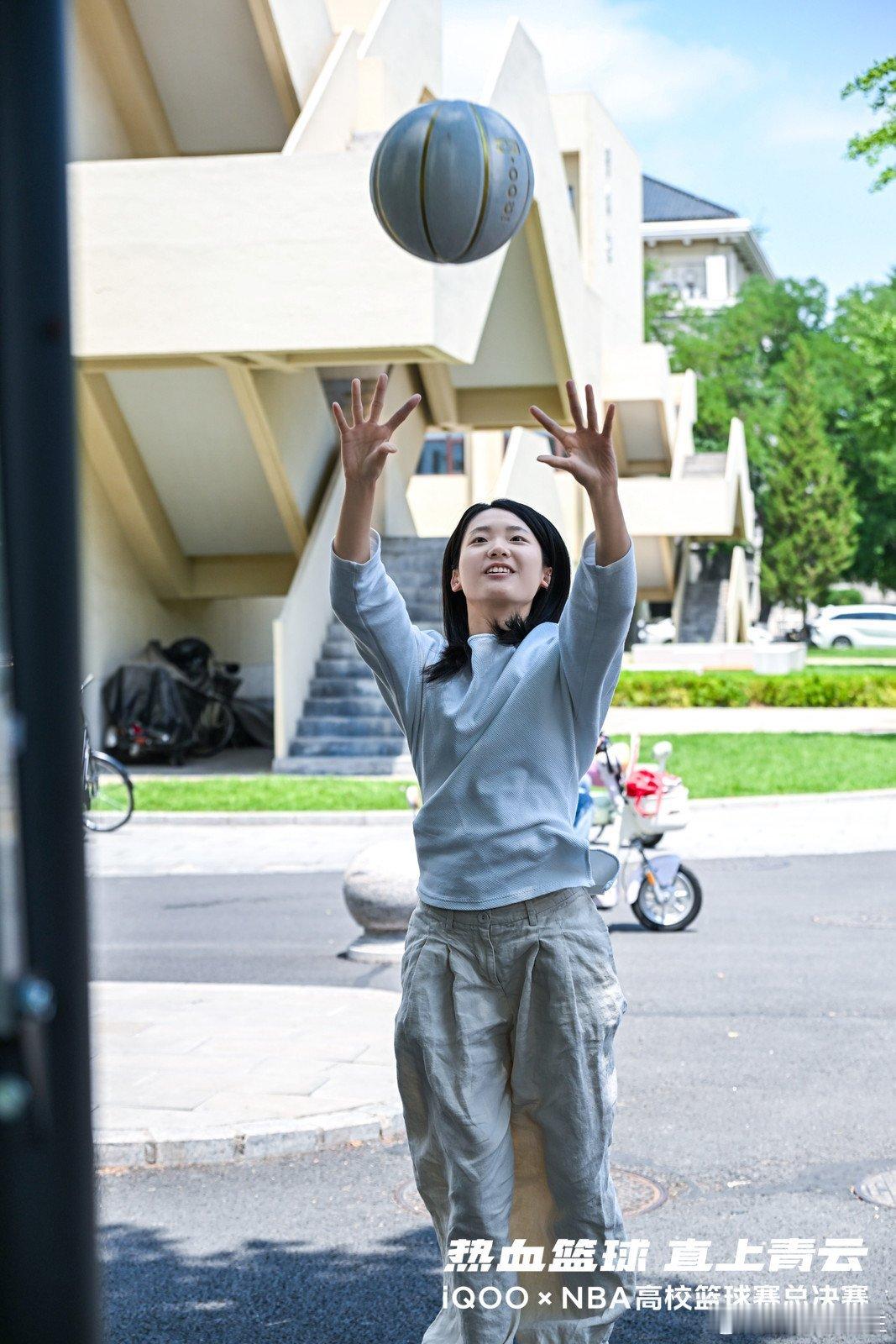 iQOO高校篮球赛总决赛 现场的热闹快溢出屏幕了！🏀 看台上不同年龄、不同国籍